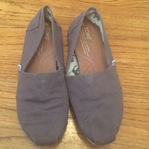 Toms grey